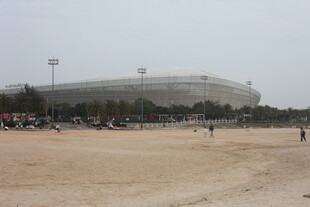 湛江体育场外开阔沙地场景