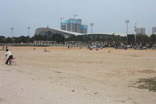 湛江城市开阔场地多人活动场景