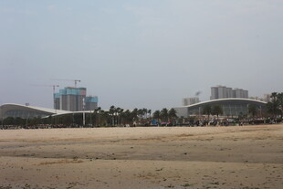 湛江空旷场地旁的现代建筑群