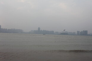 湛江江边城市远景