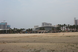 湛江城市边的空旷沙滩景观