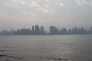 湛江城市天际线与广阔水域