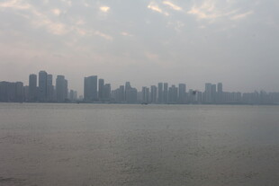 湛江江边城市天际线景观