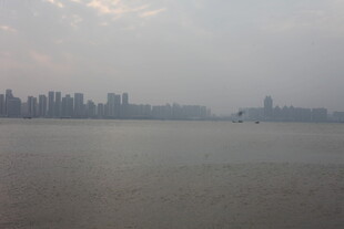 湛江江边城市远景