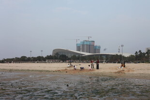 湛江海滩上的休闲人群与建筑