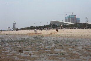 湛江海滨景象 沙滩上的休闲时刻