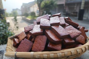 竹篮中的美味传统卤豆干