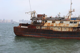 海上旧船 尽显岁月痕迹