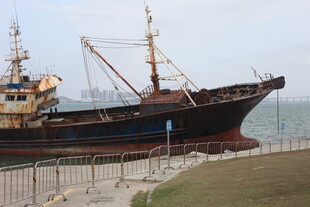 岸边停泊的大型老旧船只