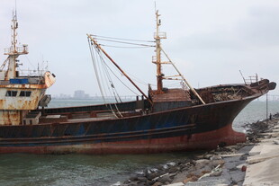 搁浅在岸边的老旧渔船