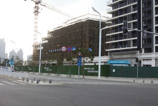 城市在建高楼旁的街道景象