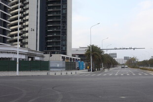城市空旷道路与高楼景象