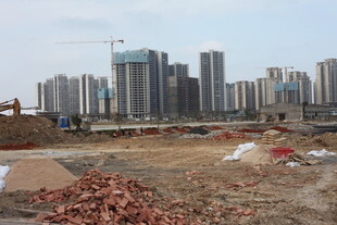 城市建设中的荒地场景