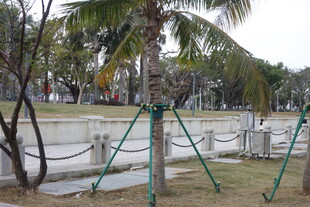 户外摄影场景中的三脚架