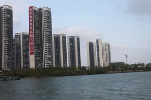 河畔林立的现代高层住宅