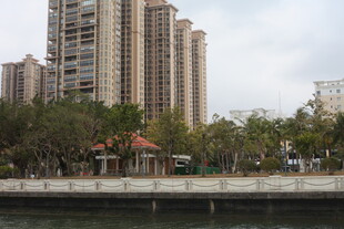 河畔高楼与休闲亭景观