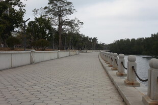 河边石砌步道与护栏景观