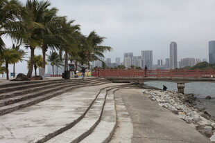 海滨步道与城市天际线景观