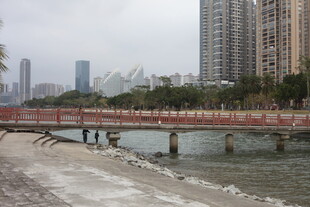 城市河畔的红色桥梁景观