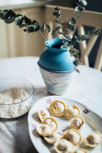 蓝花瓶旁的美味自制点心