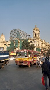 城市街头热闹景象