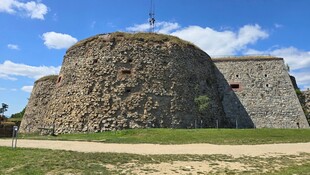 古老石砌建筑景观