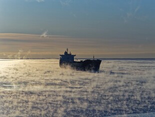 海上航船沐浴金色阳光