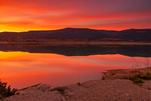 夕阳下的绚丽湖景