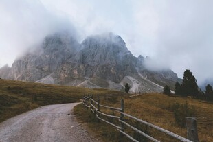 山间雾霭中的蜿蜒小路
