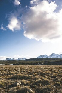 草原蓝天远山风景图