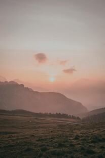 黄昏下的旷野与远山景色