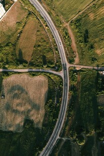 空中俯瞰蜿蜒公路与田野
