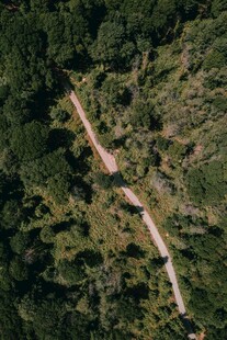 空中俯瞰蜿蜒山间小路