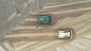  漠中的两辆车