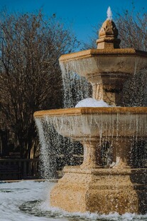 冬日雪景中的精致喷泉
