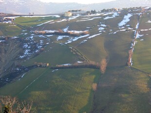 山间草地雪景美丽风光