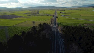 田野间的公路美景