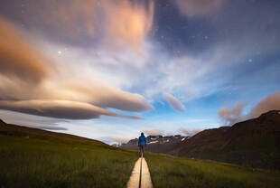 山间小径的梦幻天空美景