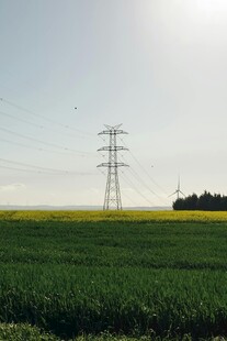 田野上的高压输电塔