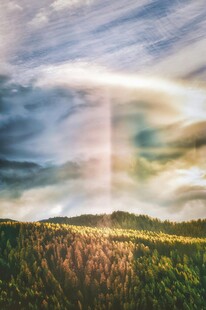 草原上空梦幻彩虹美景