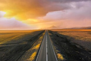 夕阳下的旷野公路