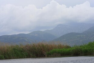 湖畔远山云雾缭绕美景