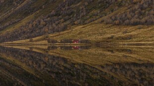 山间倒影美景