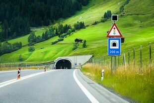 山间公路隧道入口景象