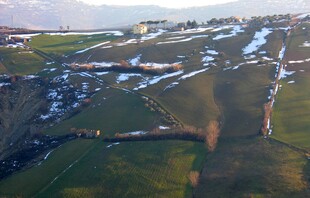 空中俯瞰雪山草地景观