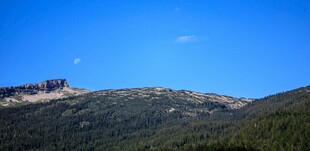 蓝天映衬下的山峦美景