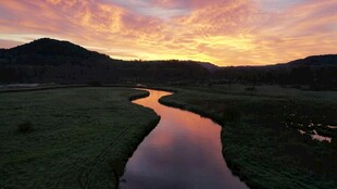 夕阳下蜿蜒流淌的美丽河流