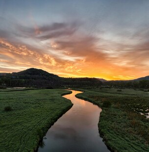 夕阳下的河畔田园美景