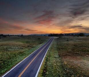 夕阳下的旷野公路