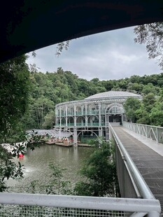 湖畔玻璃建筑与栈桥景观